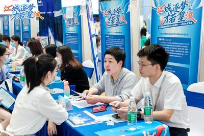 江汉区人才直通车"开进"武汉大学 提供2000余个就业实习岗位