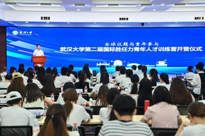 百名青年大学生齐聚武大共话“全球议题与青年参与”