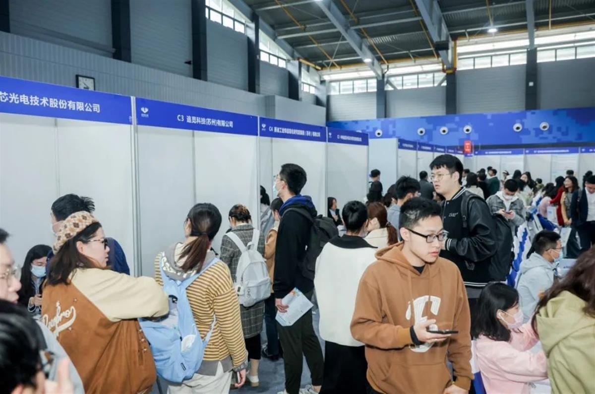吴江首趟“引才专列”驶入武汉大学